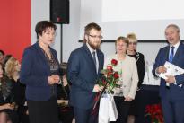 Wyróżnienia wręczono także studentom UŚ. Pierwsze wyróżnienia dotyczyły działalności naukowej i popularnonaukowej. Na zdjęciu wyróżnienie odbiera Bartosz Baran.